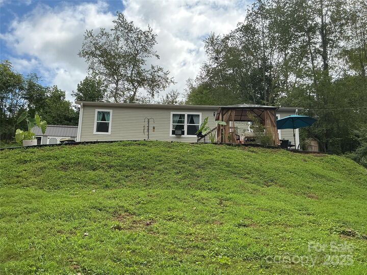 Property Photo: 30 W Skyland Circle NC 28804