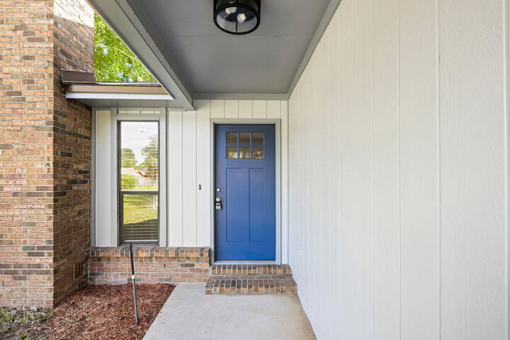 Property Photo: 433 Barbados Way FL 32578