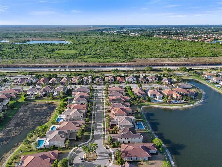 Property Photo: 9811 Lakeview Ln FL 33076