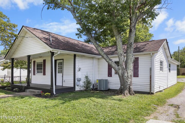 Property Photo: 1716 Beaumont Ave TN 37921