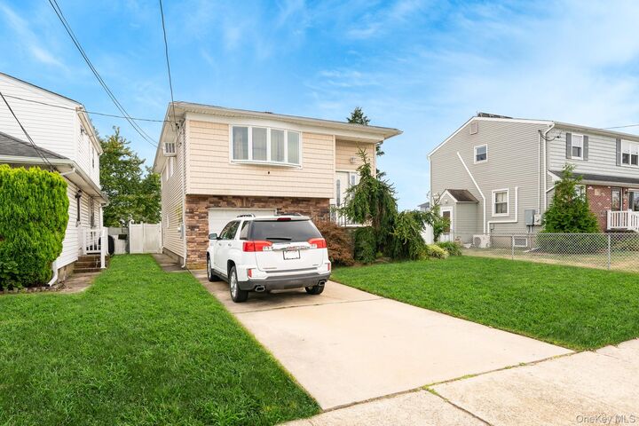 47 W Granada Avenue  Lindenhurst NY 11757 photo