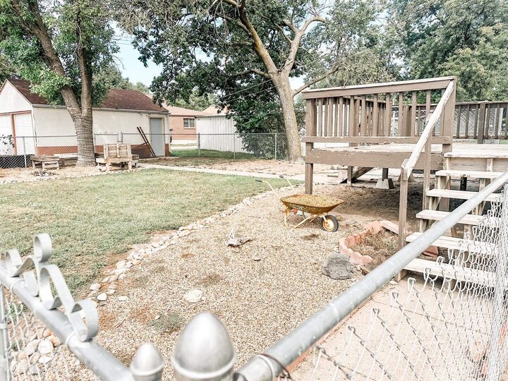Property Photo: 401 Howard Ave NE 69025