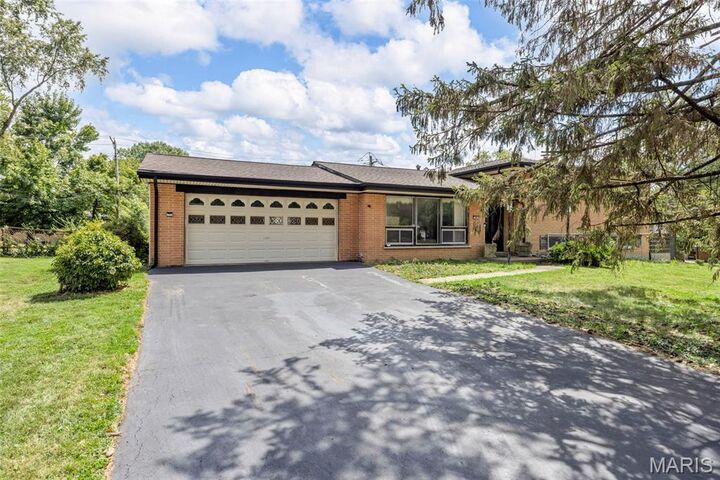 Property Photo: 800 Charlesgate Drive MO 63132