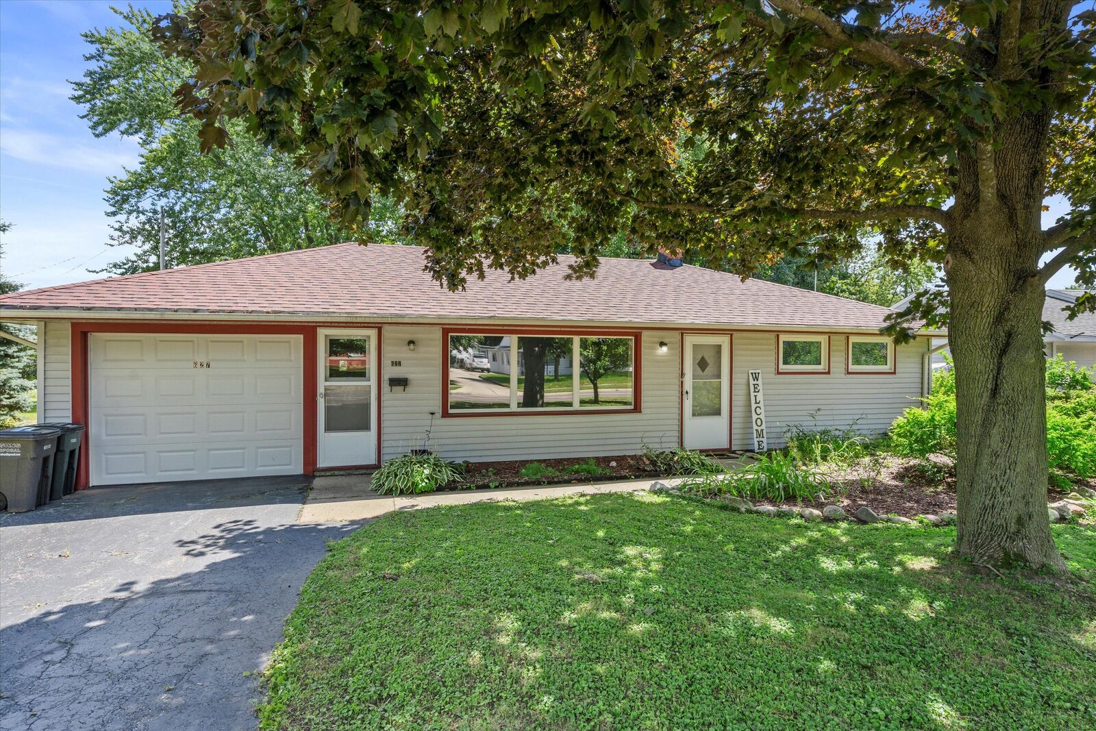 Property Photo: 627 Pine St WI 53149