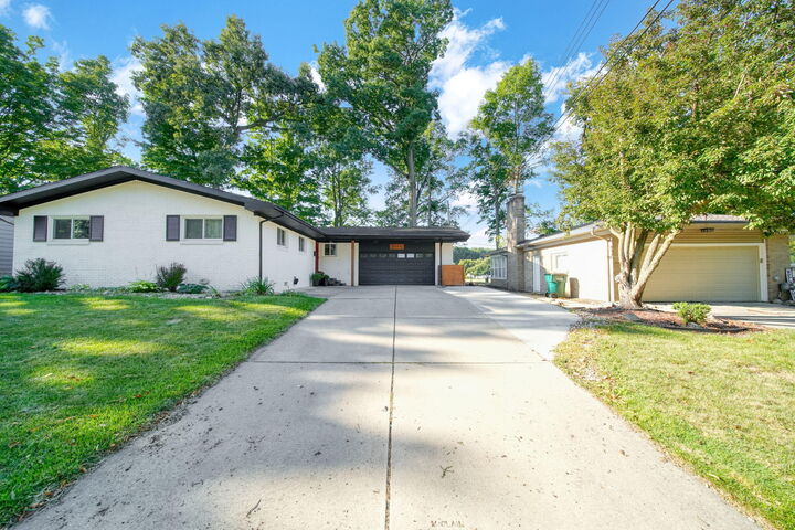 Property Photo: 2811 Woodview Drive MI 48911