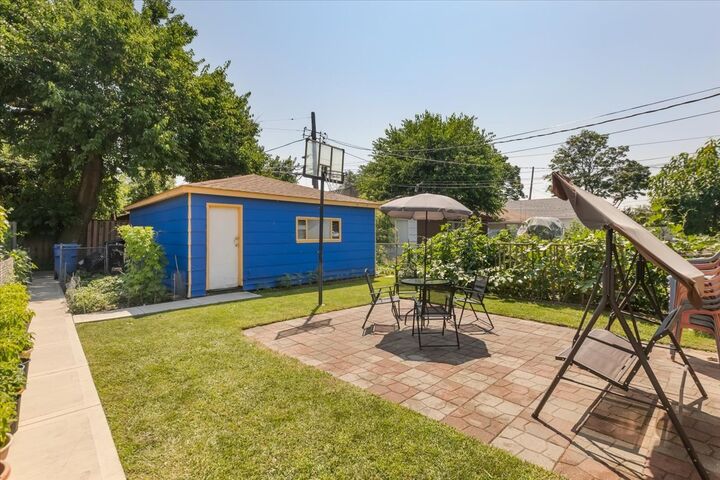 Property Photo:  2643 W Pratt Avenue  IL 60645 