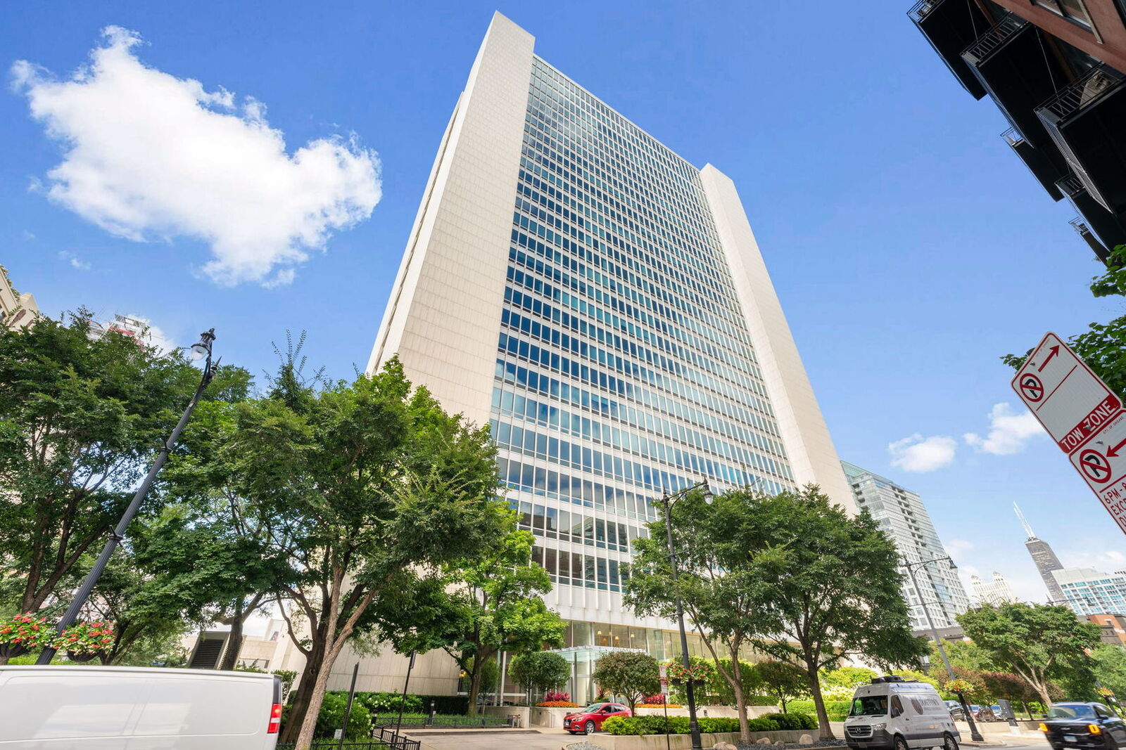 Property Photo: 500 W Superior Street 1907 IL 60654