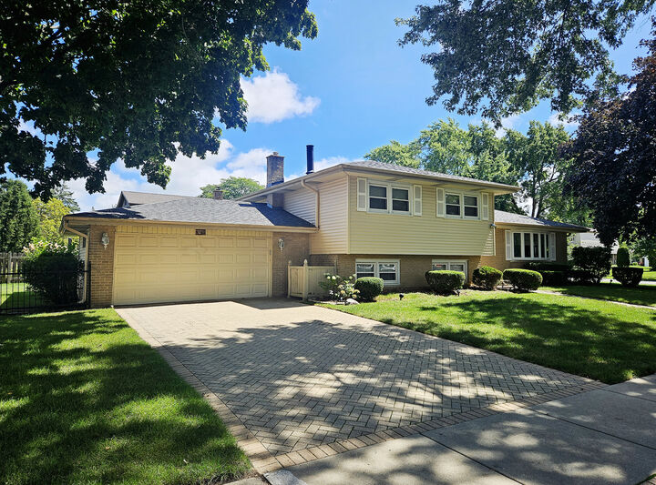 Property Photo:  962 Twilight Lane  IL 60090 