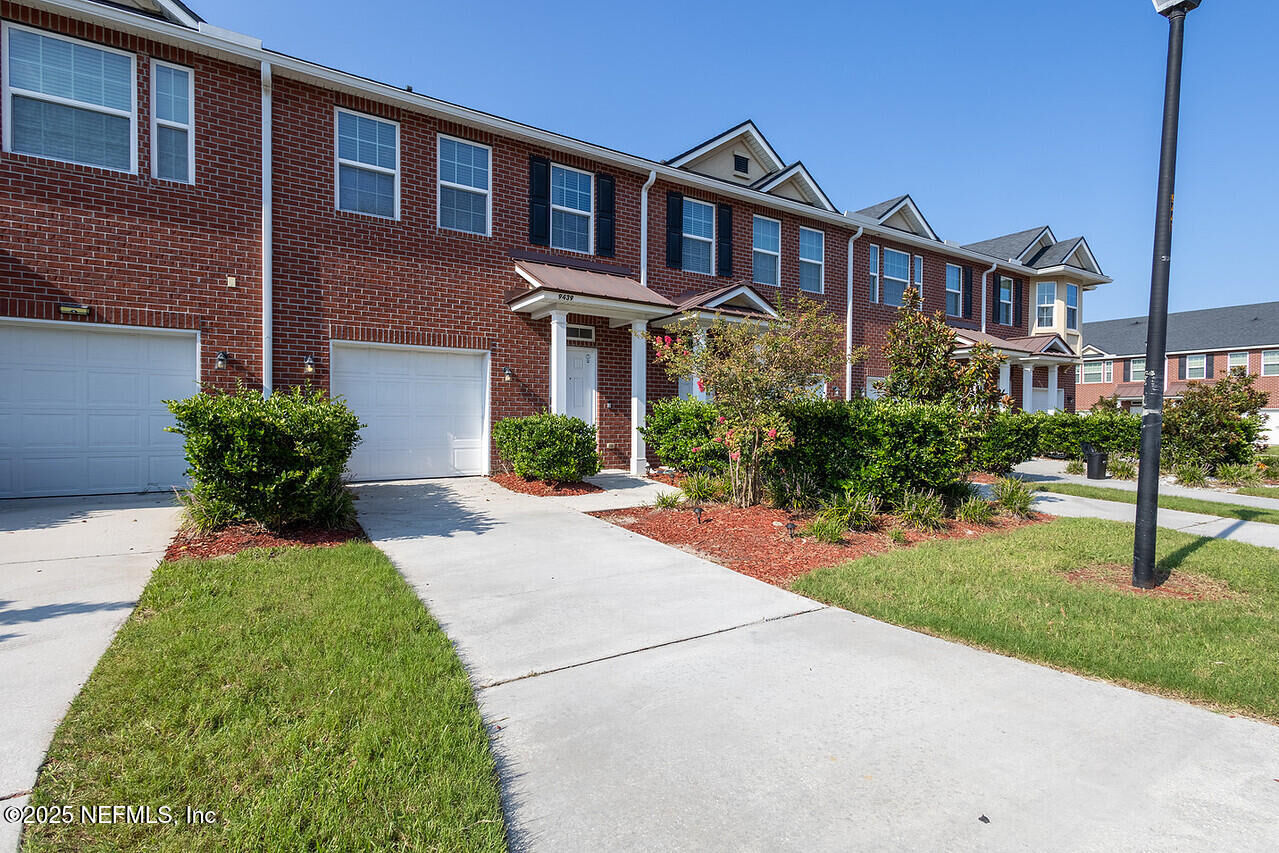 Property Photo: 9439 High Meadow Lane FL 32225