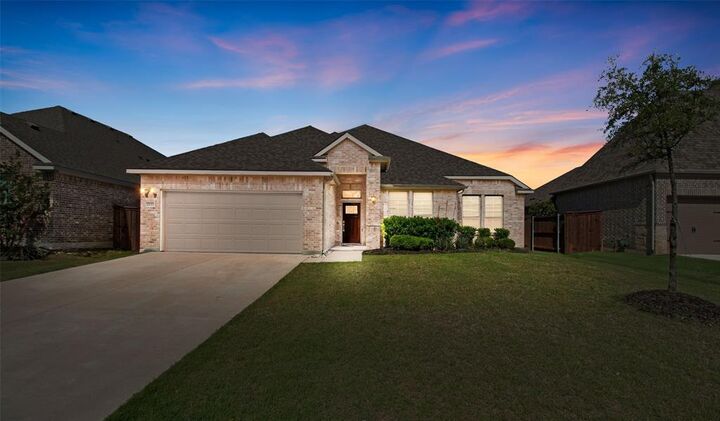 Property Photo: 2033 Eagle Boulevard TX 76052