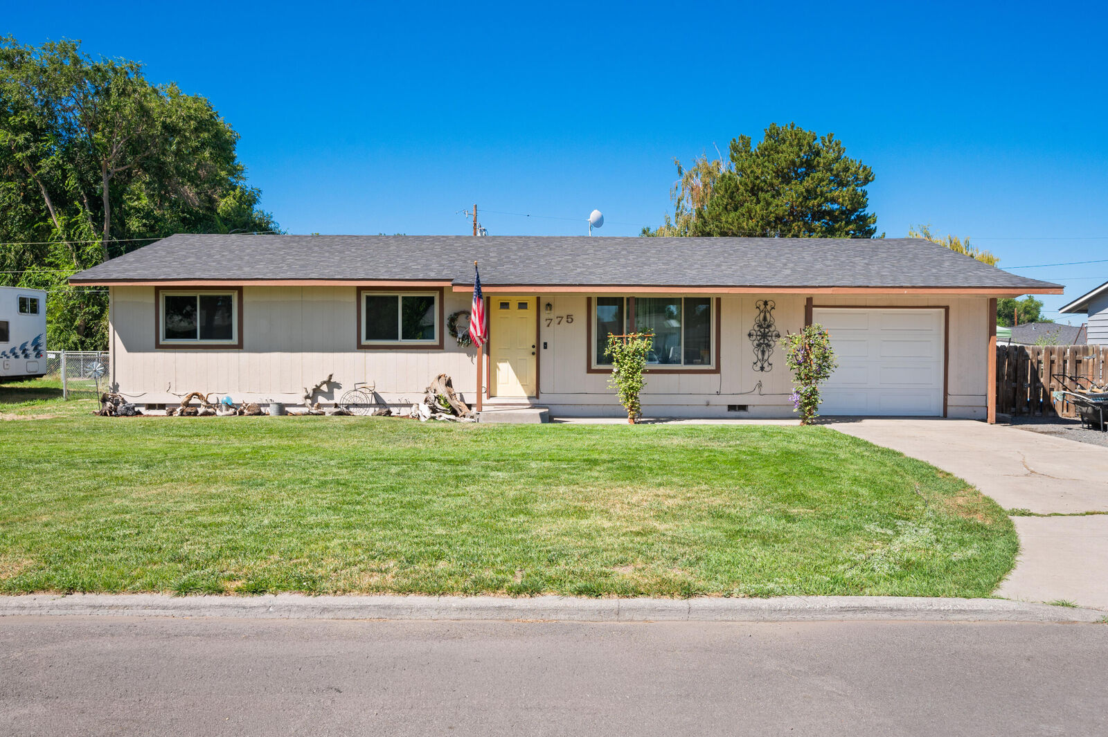 Property Photo: 775 SE Juniper Street OR 97754