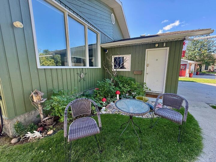 Property Photo:  807 8 Avenue SE  AB T1V 1K9 