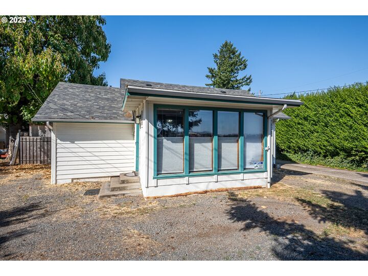 Property Photo:  1525 Park Ave  OR 97404 