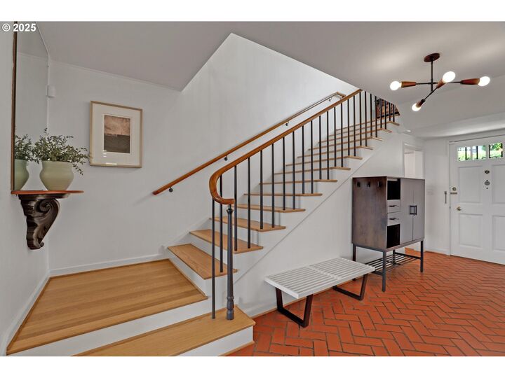 Property Photo: 724 NW Albemarle Ter OR 97210
