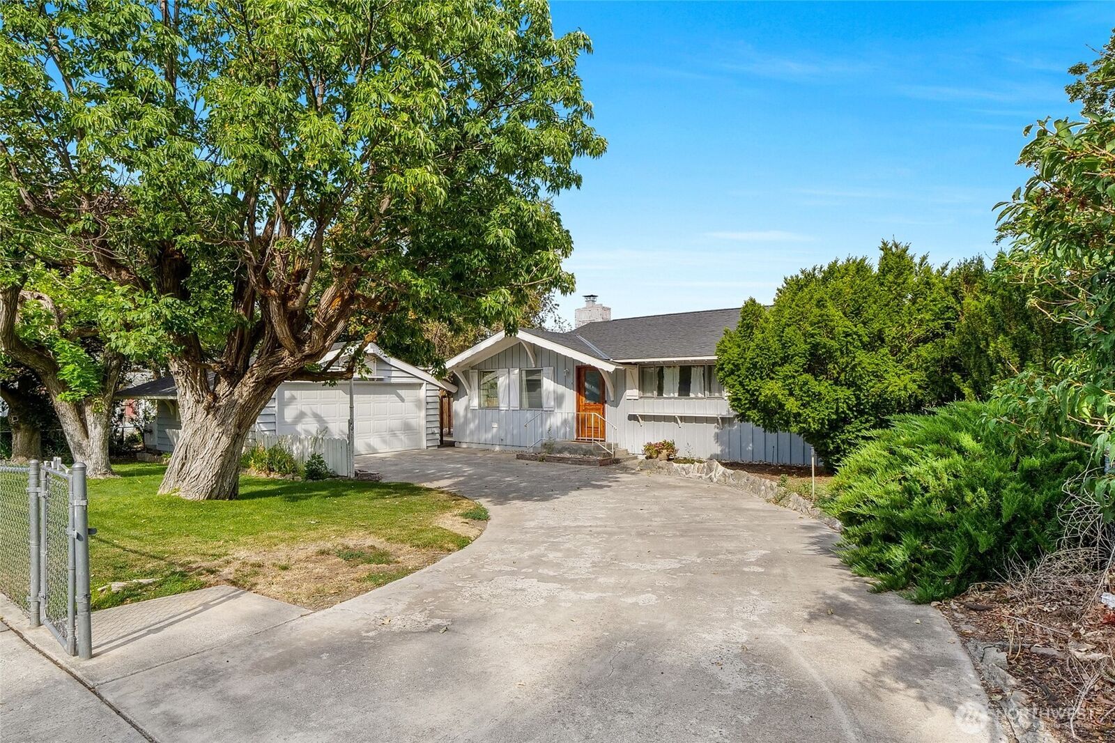 Property Photo: 118 Hemlock Street N WA 98851