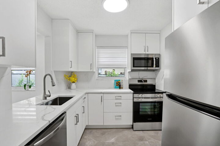 Property Photo: 604 SE 4th Avenue FL 33483