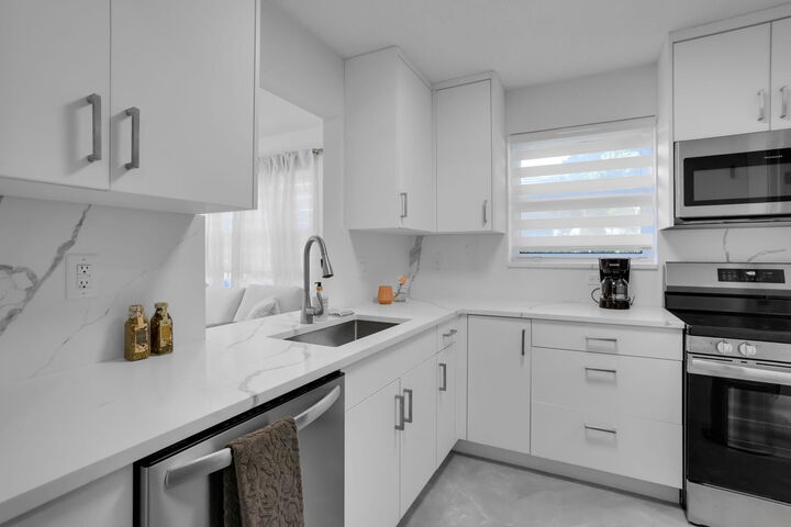 Property Photo:  604 SE 4th Avenue  FL 33483 