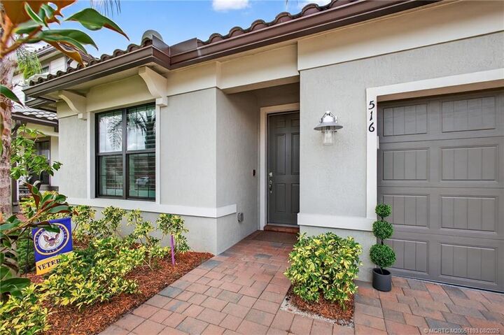 Property Photo: 516 SE Villandry Way FL 34984