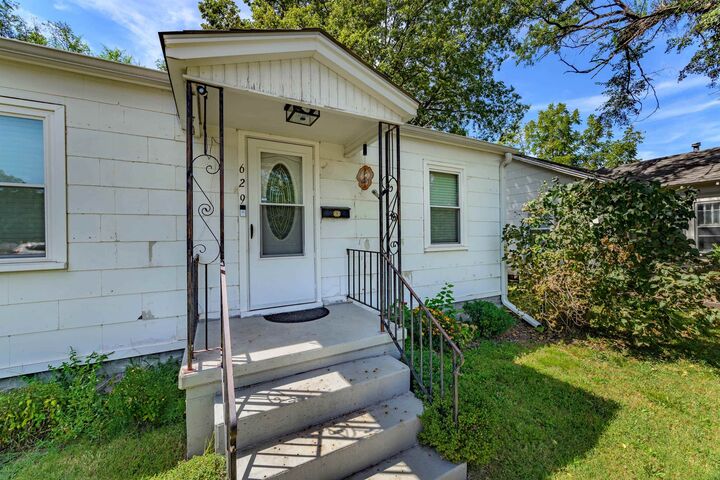 Property Photo:  629 N Summit St  KS 67042-1560 