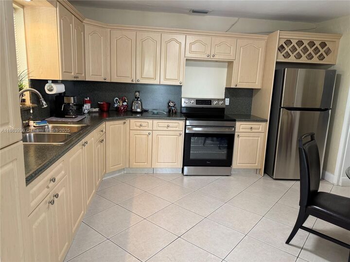 Property Photo: 6553 SW 148th Pl FL 33193