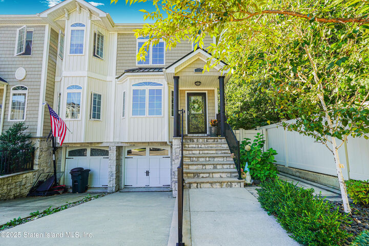 Property Photo:  119 Berkshire Lane  NY 10309 