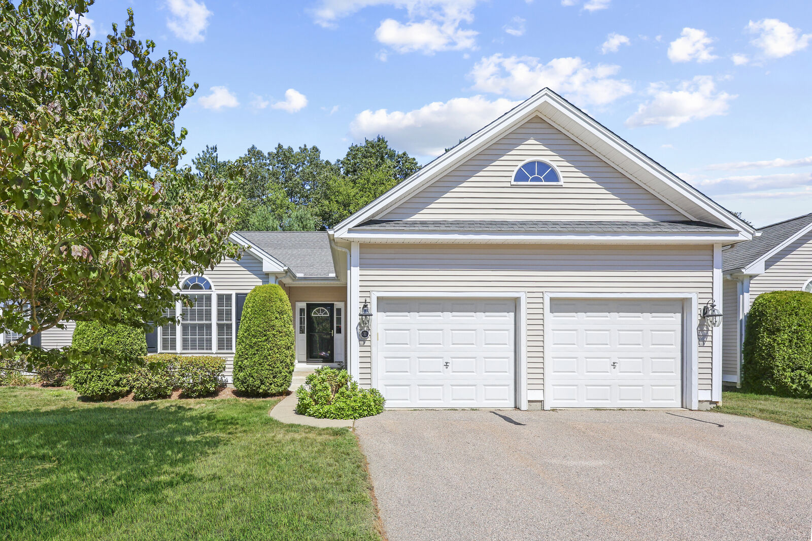 Property Photo: 11 Village Court 11 CT 06415