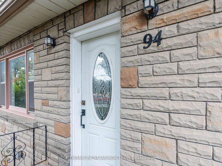 Photo de la propriété:  94 Taunton Road W  ON L1G 3T2 