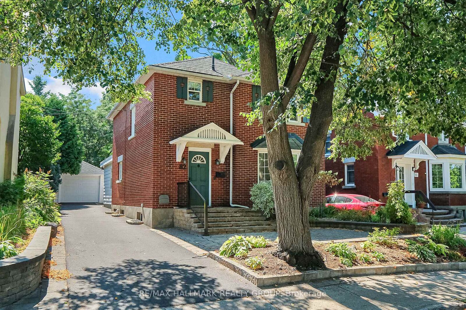 Property Photo: 82 Laurentian Place ON K1Y 4E2