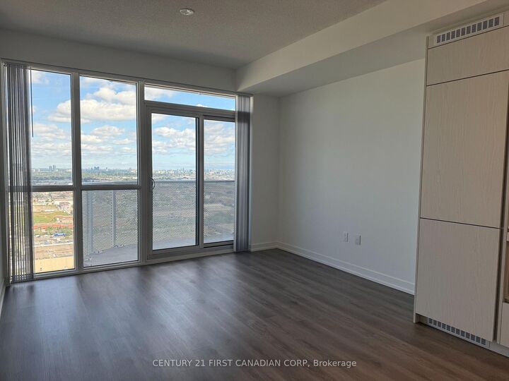 Property Photo:  28 Interchange Way N D-3705  ON L4K 0P8 