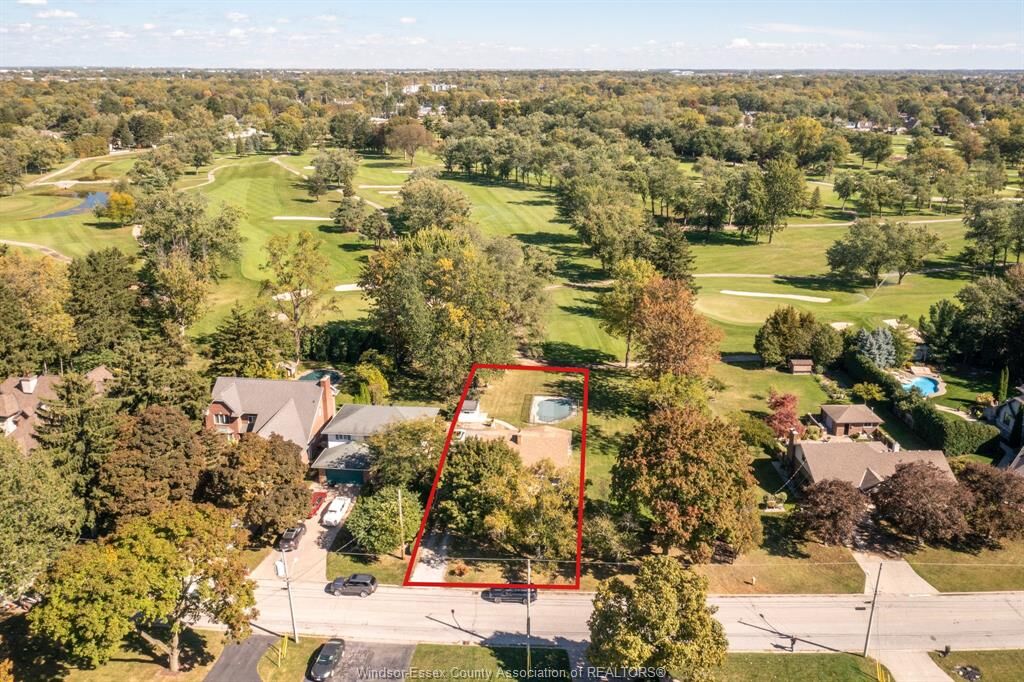 Property Photo:  4054 Roseland Drive West  ON N9G 1Z8 