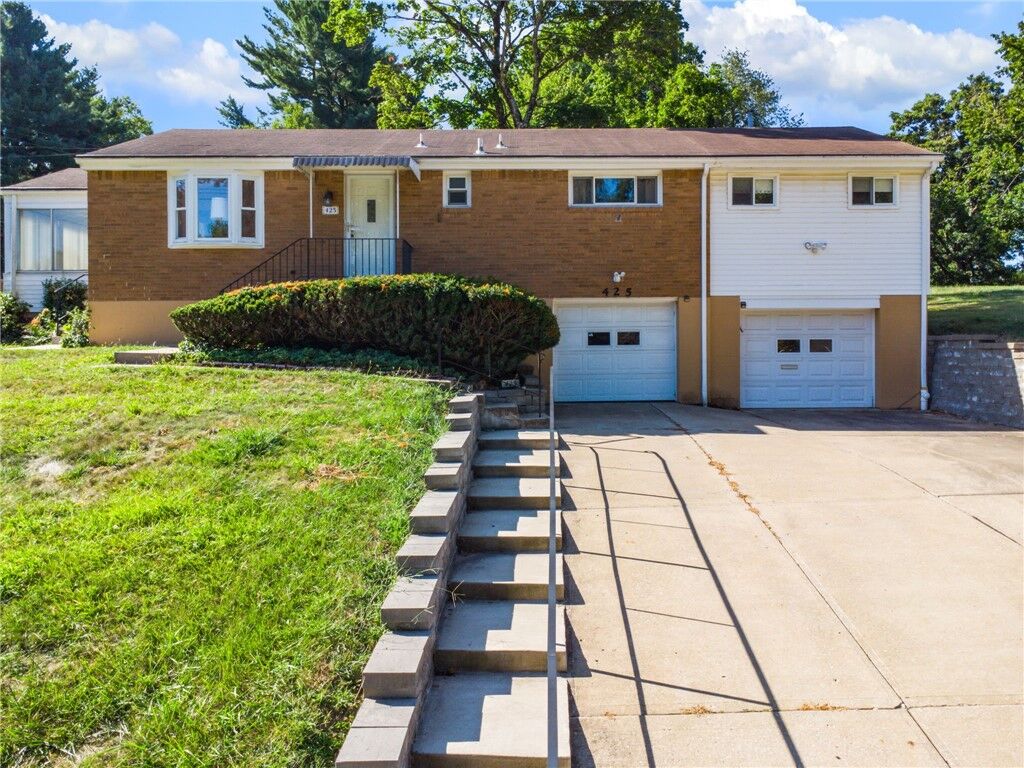 Property Photo: 425 Valleyview Drive PA 15215