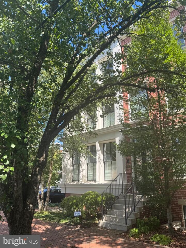Property Photo: 325 N N. Columbus Street VA 22314