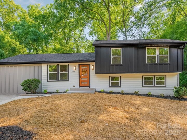 Property Photo: 6811 Rollingridge Drive NC 28211