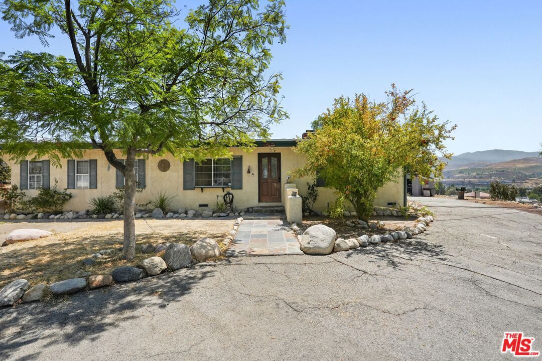 Property Photo: 27420 Homyr Pl CA 91351