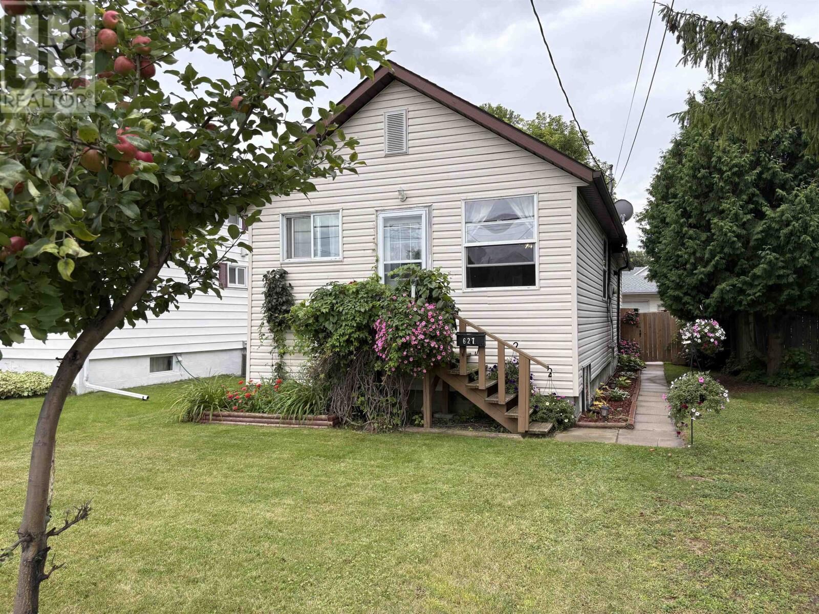 Property Photo:  627 Second St E  ON P9A 1N6 