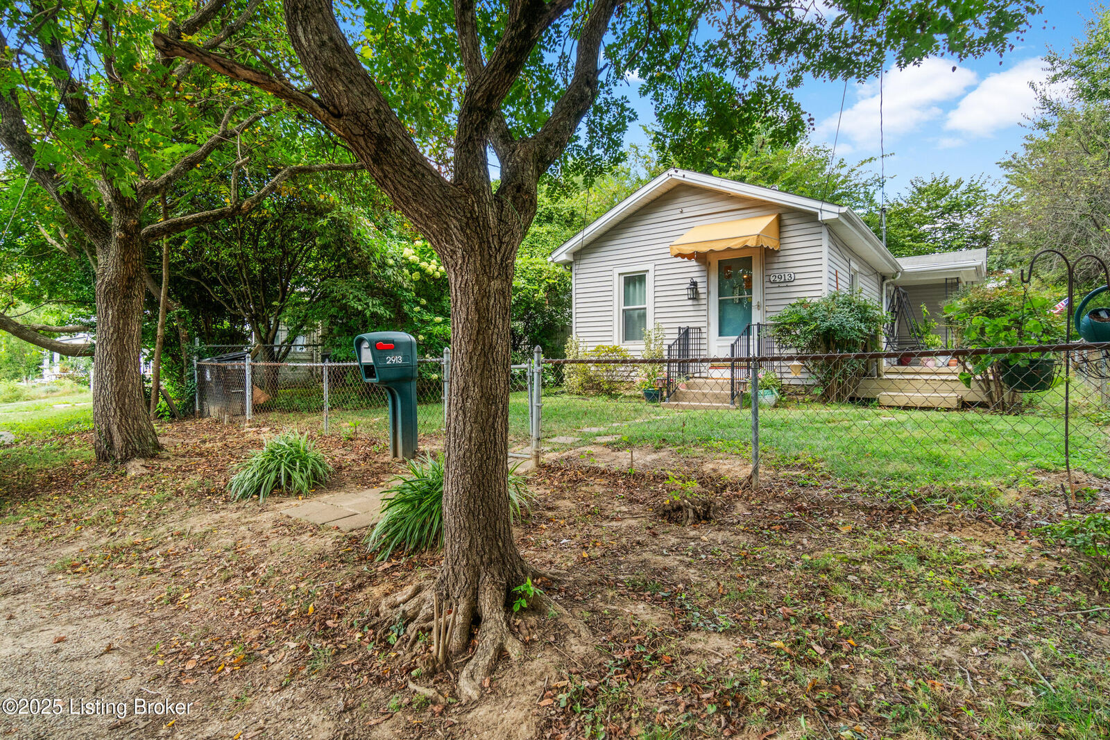 Property Photo:  2913 Lindsay Ave  KY 40206 