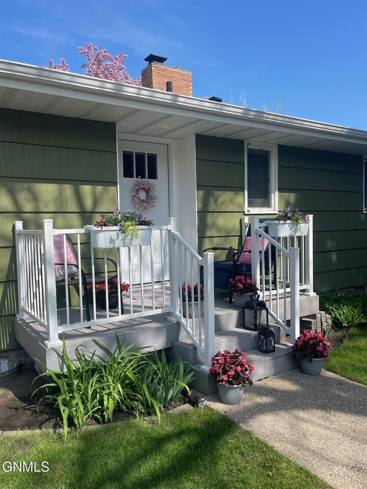 Property Photo: 814 Crescent Lane ND 58501