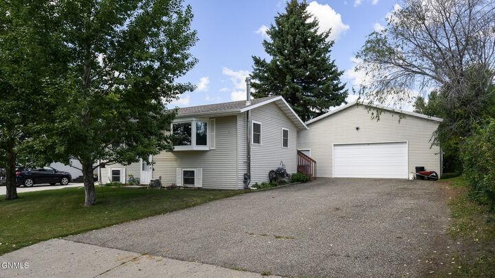Property Photo: 210 Crown Butte Drive ND 58554
