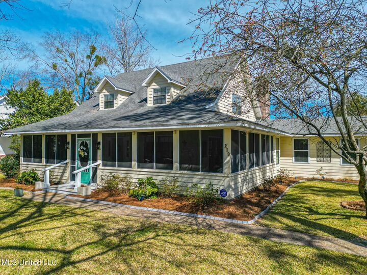 Property Photo:  219 Boggs Circle Circle  MS 39560