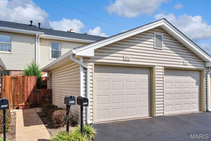 Property Photo: 1074 Brooksgate Manor Drive MO 63122