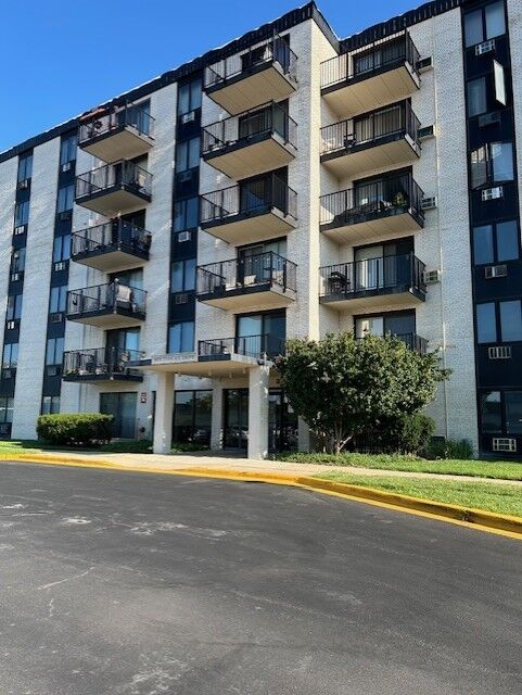 Property Photo: 9074 W Terrace Drive 4G IL 60714