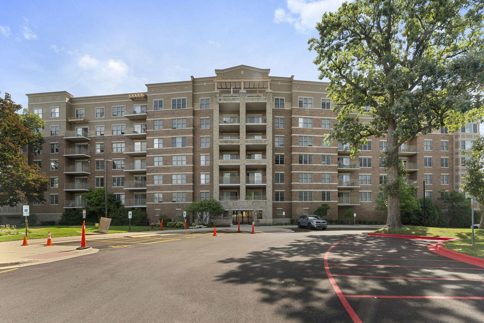 Property Photo: 125 Lakeview Drive 406 IL 60108