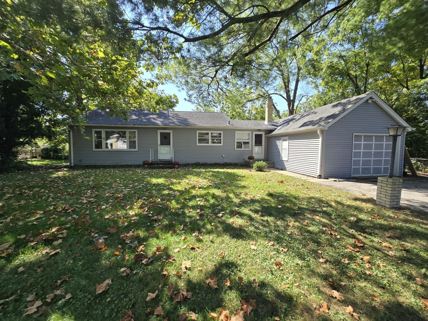 Property Photo: 901 E Krage Drive IL 60101