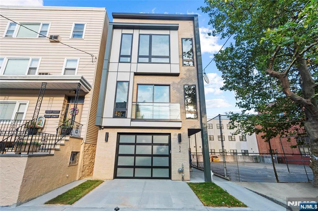 Property Photo:  32 Hancock Avenue 2  NJ 07307