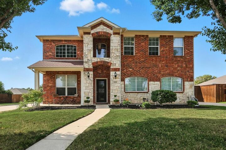 Property Photo: 2112 Del Mar Court TX 76210