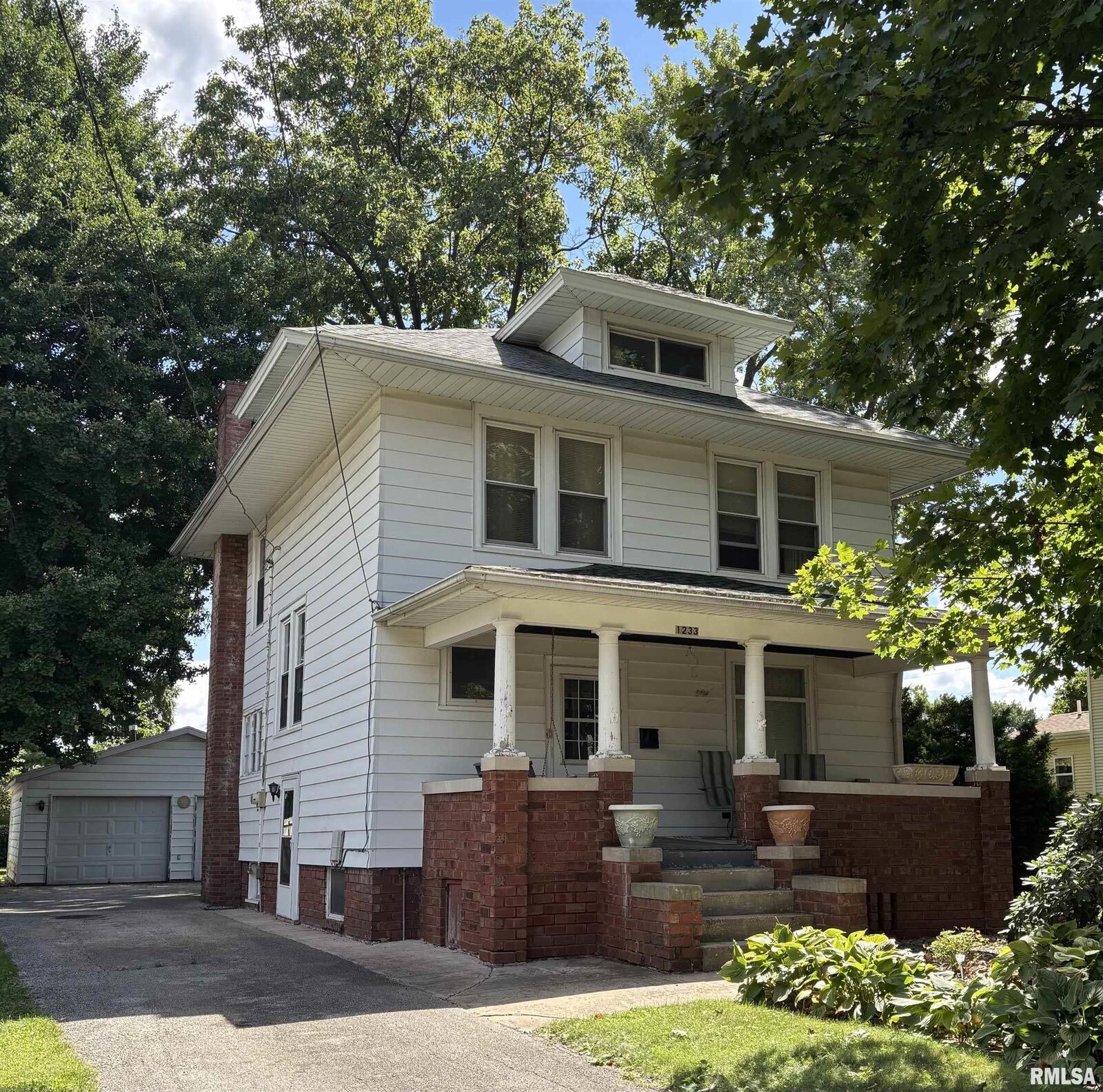 Property Photo: 1233 N Kellogg Street IL 61401