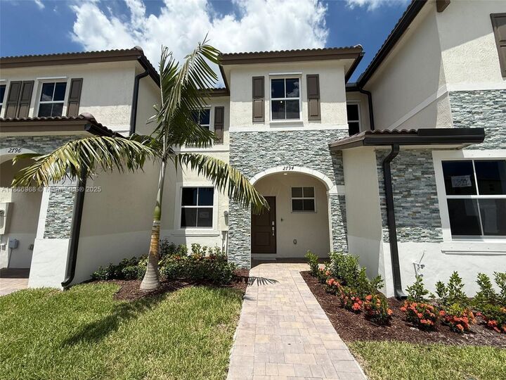 Property Photo: 2794 SE 26th Ave 2794 FL 33035