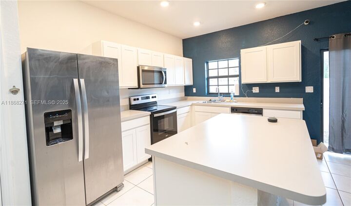 Property Photo:  1141 SW 6th Ct  FL 33034 