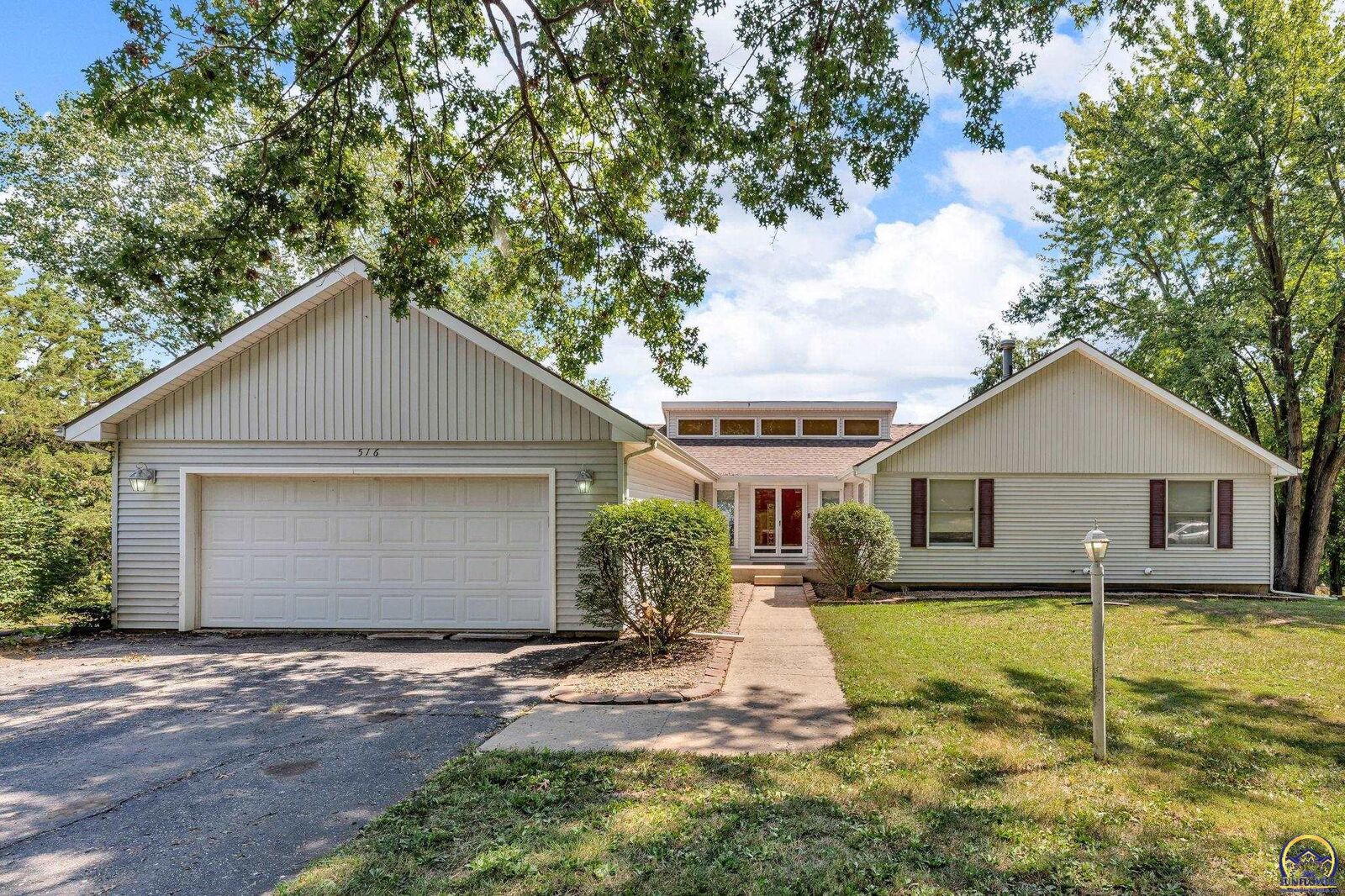 Property Photo: 516 Delaware Dr KS 66070