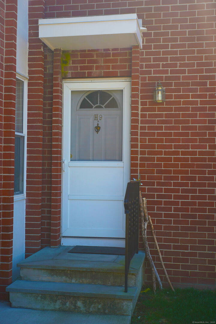 Property Photo: 15 Madison Street Apt H9 CT 06854